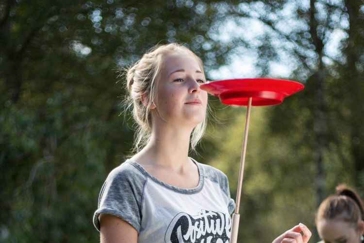 En folkehøgskoleelev som sjonglerer med tallerkner