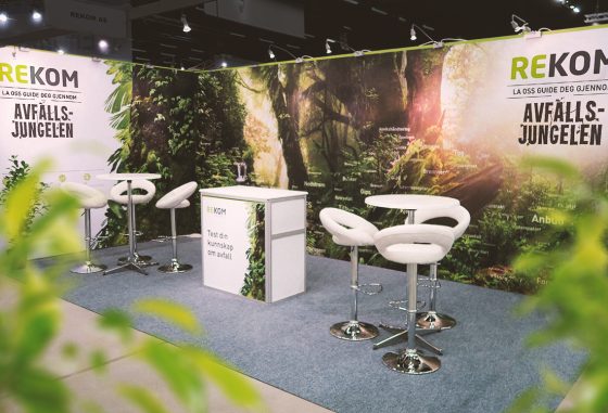 Rekom - La oss guide deg gjennom avfallsjungelen. Stand på messe med jungeltema.