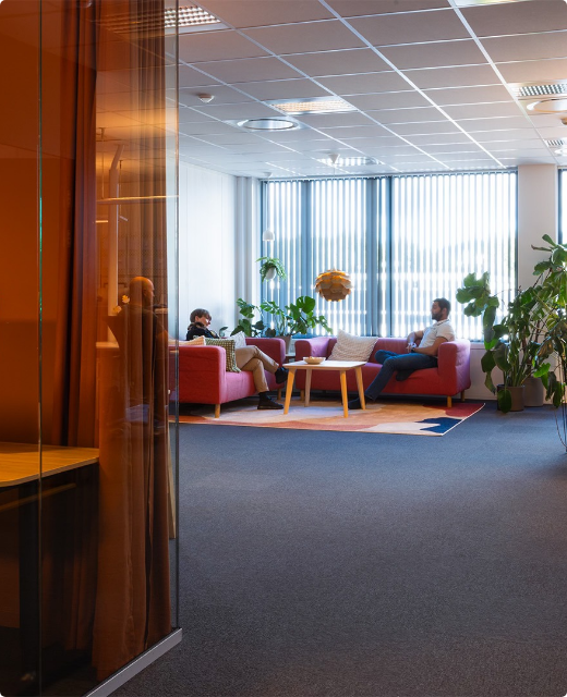 Personer i sofaen i vårt lokale