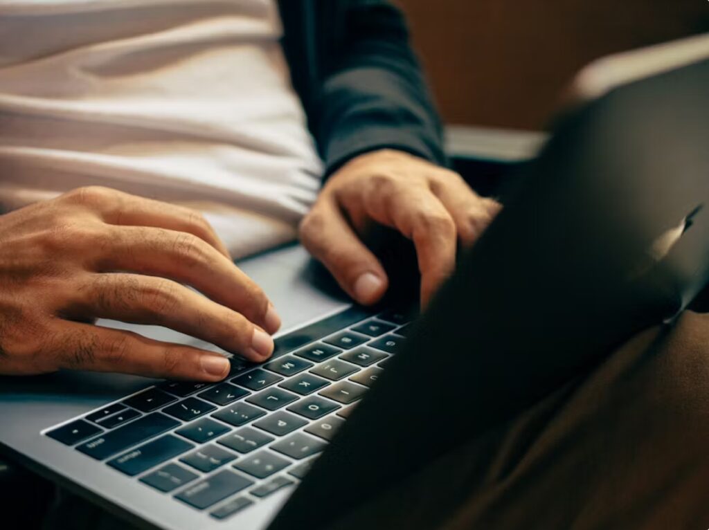 Mann som skriver på tastatur