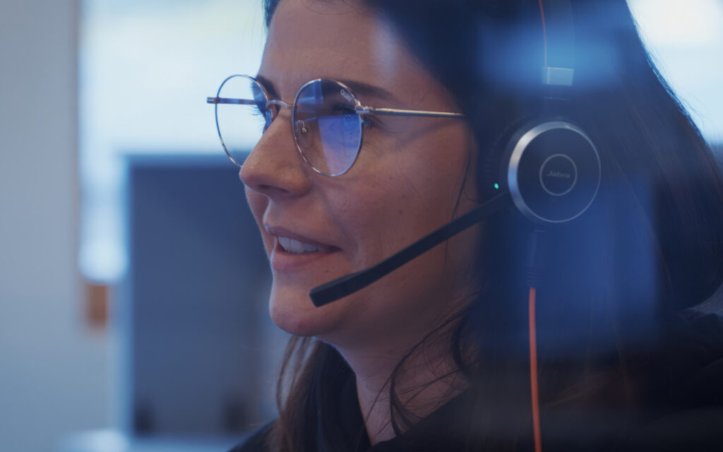 Nærbilde av kvinne med headset