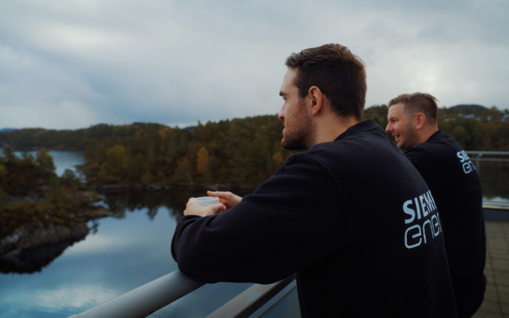 Nærbilde av to menn som kikker på utsikt