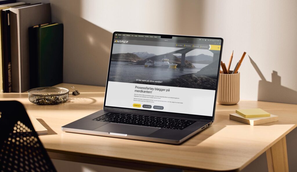 Laptop stående på bord